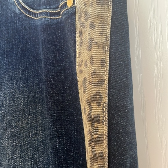 NWT dark wash jean with leopard side stripe - Picture 3 of 4